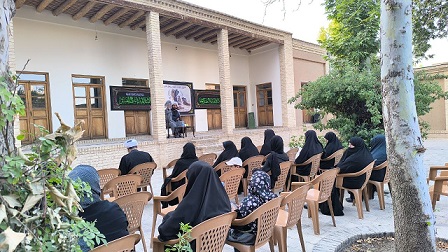 مراسم روضه خوانی و مداحی در بیت امام 